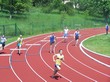 Roman Zápotocký uprostřed na tratí 400 m překážek